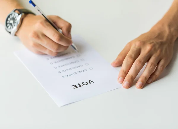 Hand in Hand mit Stimme oder Stimmzettel zur Wahl — Stockfoto