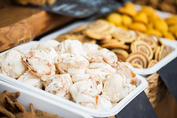 Primo piano dei biscotti di meringa sul vassoio di servizio — Foto Stock