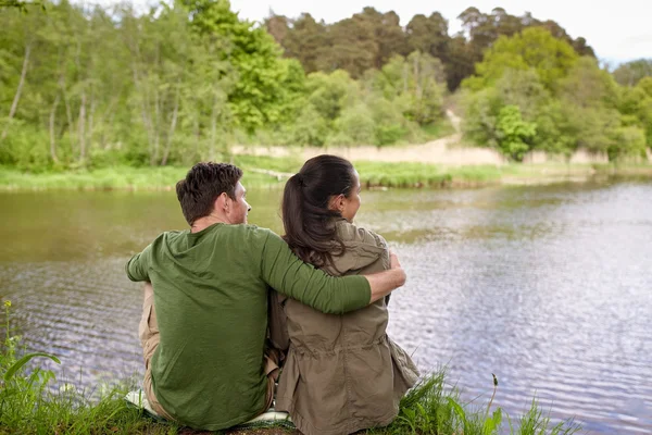 Coppia felice che si abbraccia sul lago o sulla riva del fiume — Foto Stock