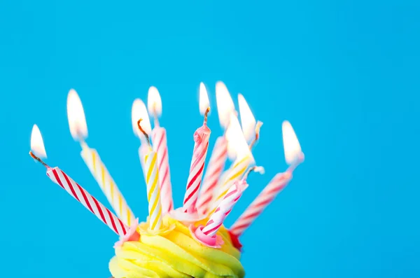 Verjaardag cupcake met veel brandende kaarsen — Stockfoto