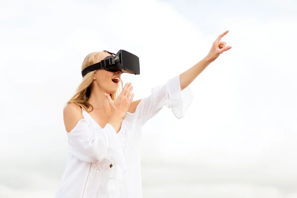 Kvinna i virtuell verklighet headset pekande finger — Stockfoto