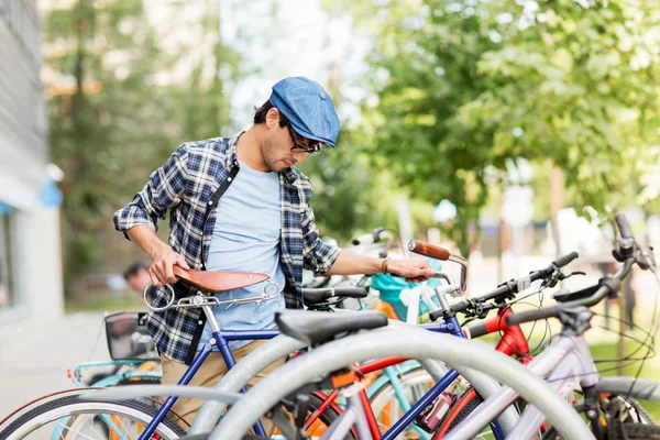 Hipster uomo parcheggio bici a scatto fisso sulla strada della città — Foto Stock