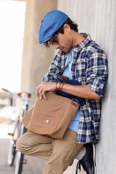 Homem hipster com bolsa de ombro e bicicleta de engrenagem fixa — Fotografia de Stock