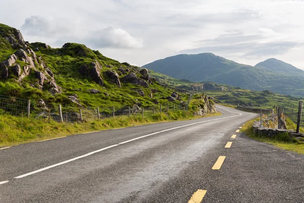 Po asfaltové silnici a kopce v connemara v Irsku — Stock fotografie