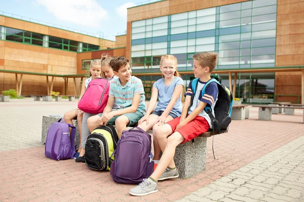 Gruppe fröhlicher Grundschüler im Gespräch — Stockfoto