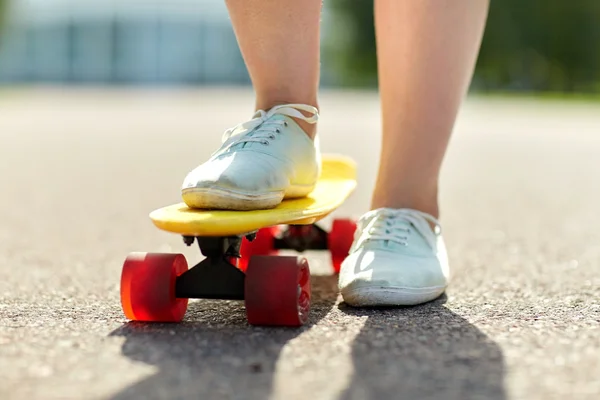 Κοντινό πλάνο γυναικεία πόδια ιππασία σύντομη skateboard — Φωτογραφία Αρχείου