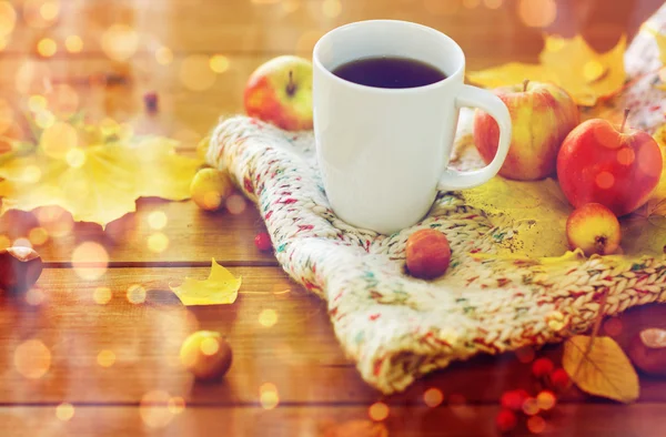 Zamknij się z filiżanki herbaty na stole z liści jesienią — Zdjęcie stockowe
