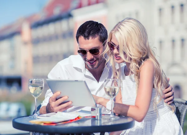 Paret tittar på TabletPC i café — Stockfoto