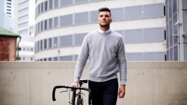 Fiatal férfi városi utca, kerékpár, séta — Stock videók
