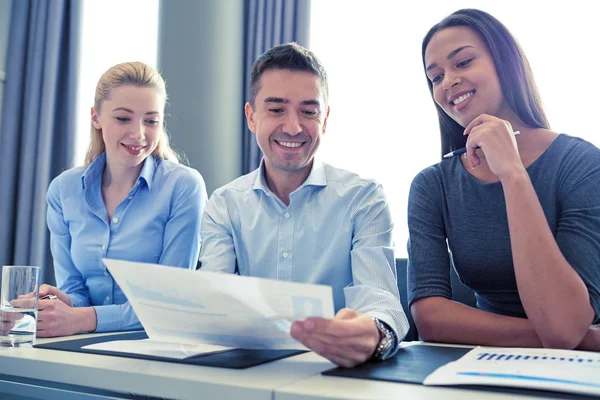 Groep van Glimlachende zakenmensen bijeenkomst in office — Stockfoto