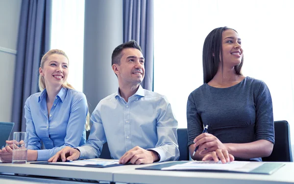 Lächelnde Geschäftsleute treffen sich im Büro — Stockfoto