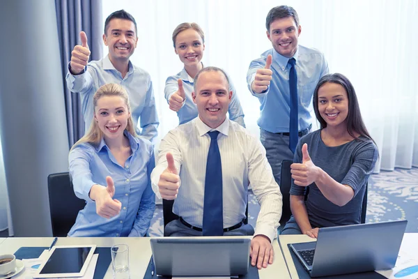 Affärsmän visar tummen i office — Stockfoto