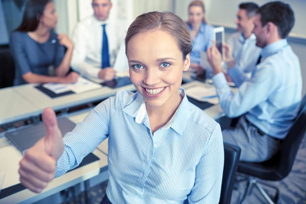 Grupo de empresarios sonrientes reunidos en el cargo — Foto de Stock