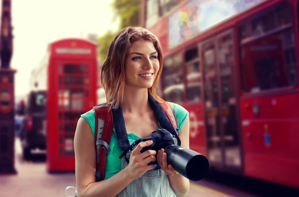 Γυναίκα με σακίδιο και κάμερα πάνω από την πόλη του Λονδίνου — Φωτογραφία Αρχείου