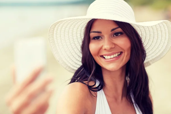 Junge Frau macht Selfie mit Smartphone — Stockfoto