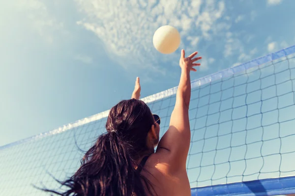 Young woman with ball playing volleyball on beach — Stock Photo, Image