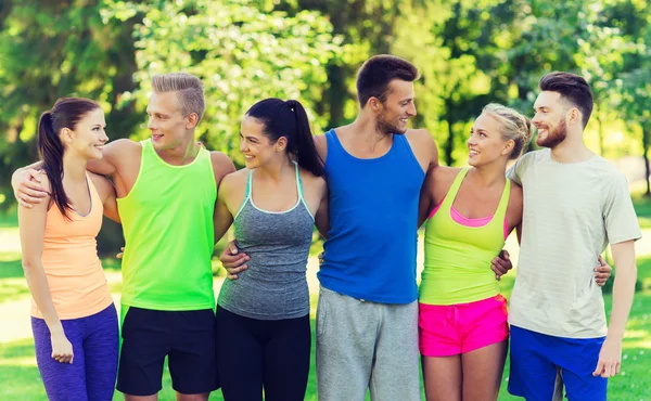 Grupo de amigos felices o deportistas al aire libre — Foto de Stock