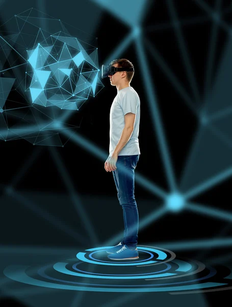 Gelukkig man in virtuele werkelijkheid hoofdtelefoon of 3D-bril — Stockfoto