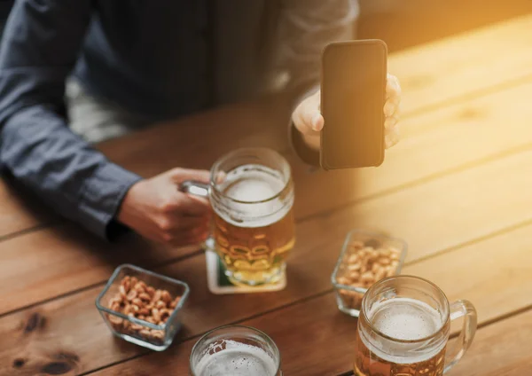 Perto de amigos com smartphone e cerveja — Fotografia de Stock