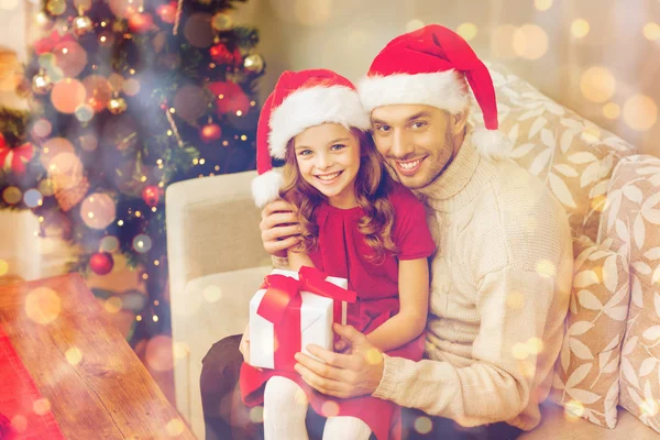 Sonriente padre e hija sosteniendo caja de regalo — Foto de Stock