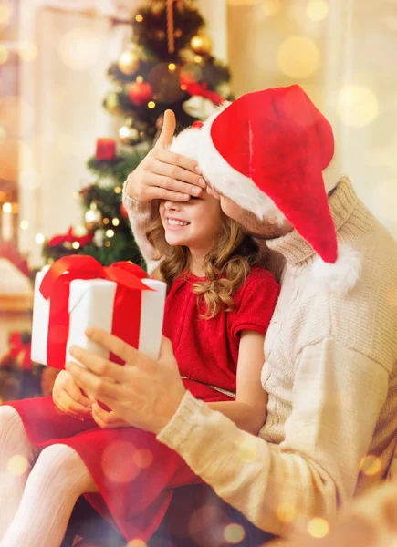 Glimlachend vader verrassingen dochter met de doos van de gift — Stockfoto