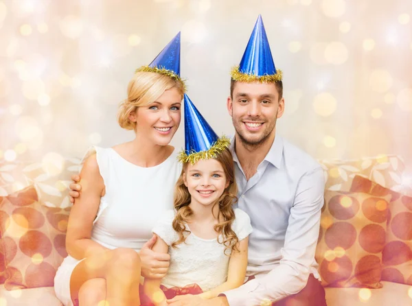 Szczęśliwą rodzinę w kapeluszach z okazji — Zdjęcie stockowe