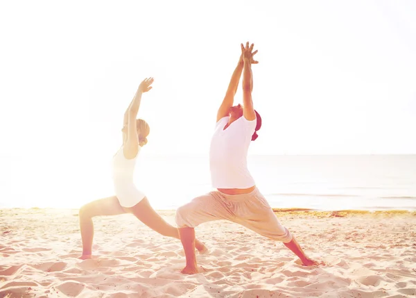 Pareja haciendo ejercicios de yoga al aire libre —  Fotos de Stock