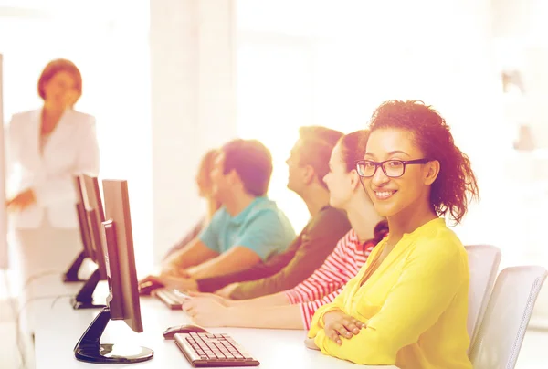 Studente donna con compagni di classe in classe di computer — Foto Stock