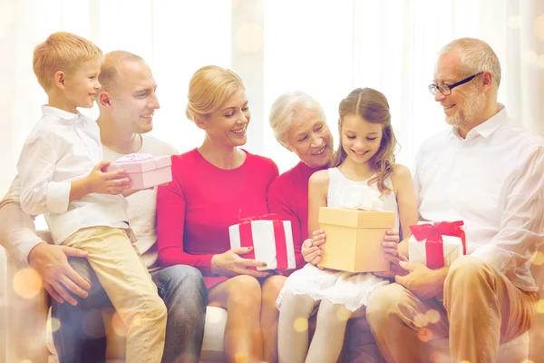 Famille souriante avec des cadeaux à la maison — Photo