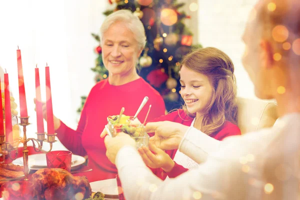 Sorrindo família tendo jantar de férias em casa — Fotografia de Stock