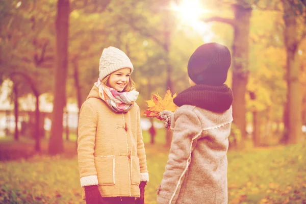 Uśmiechnięte dzieci w parku jesień — Zdjęcie stockowe