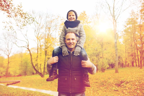 Familia feliz divertirse en el parque de otoño — Foto de Stock