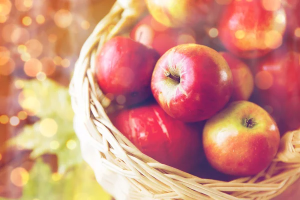 Primer plano de la cesta con manzanas en la mesa de madera — Foto de Stock