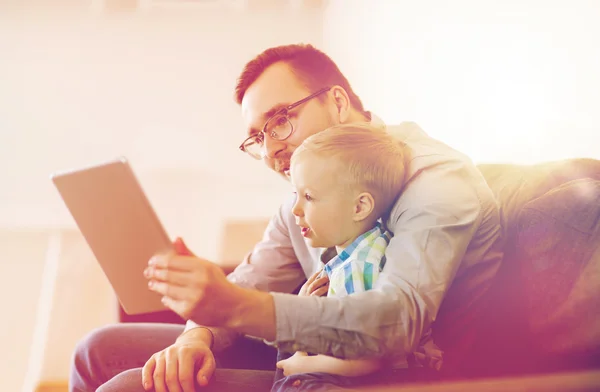 Vader en zoon met tablet pc spelen thuis — Stockfoto