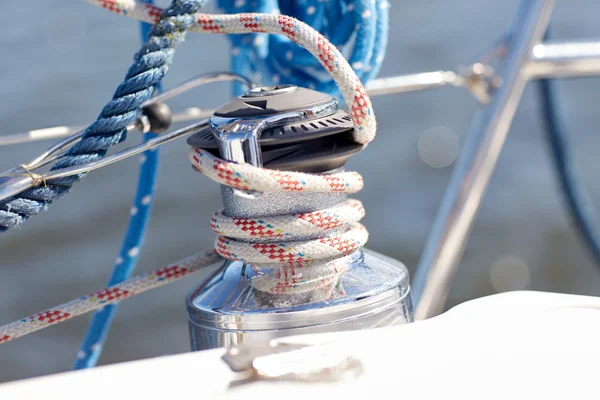 सेलबोट किंवा नौका वर मोरिंग दोरी बंद — स्टॉक फोटो, इमेज