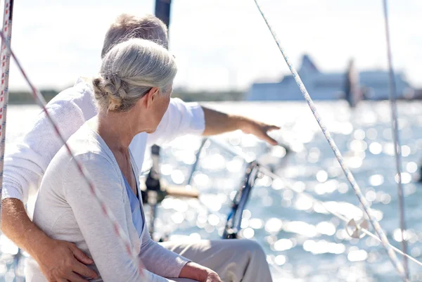 Felice coppia anziana in barca a vela o yacht in mare — Foto Stock