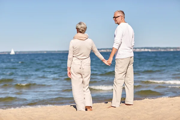 Happy senior couple holding hands summer beach — Stock Photo, Image