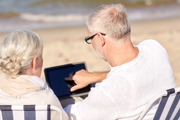 Zbliżenie na starszy para z komputera typu tablet na plaży — Zdjęcie stockowe
