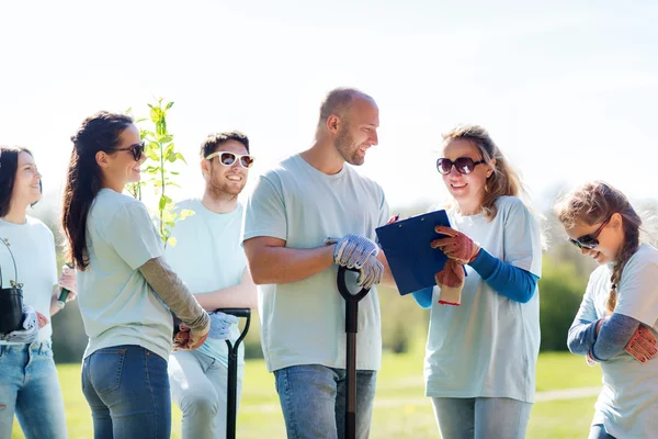 Grupo de voluntários plantando árvores no parque — Fotografia de Stock