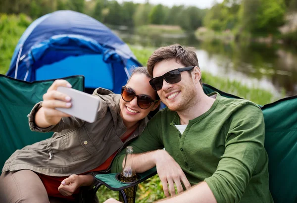 Coppia di viaggiatori scattare selfie da smartphone — Foto Stock