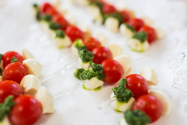 Primer plano de mozzarella y canapé de tomate cherry — Foto de Stock