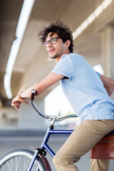 Giovane hipster uomo guida bici a scatto fisso — Foto Stock