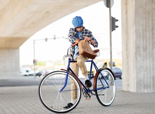 Hipster hombre con bolso de hombro en bicicleta de engranaje fijo —  Fotos de Stock