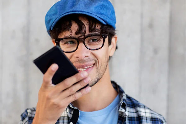 Homme utilisant la commande vocale ou appelant sur smartphone — Photo