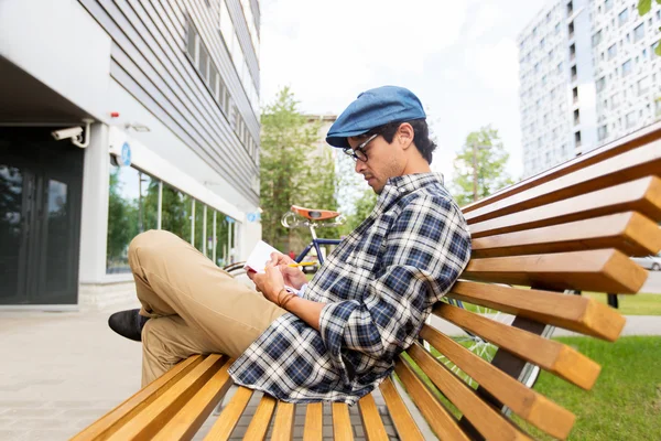 Hombre con cuaderno o diario escrito en la calle de la ciudad —  Fotos de Stock