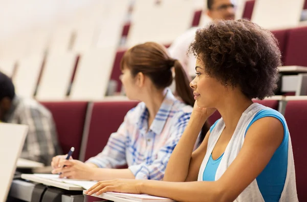 Group of students talking in lecture hall — Stock Photo, Image