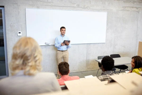 Alunos e professor com tablet pc em palestra — Fotografia de Stock