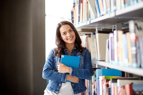 High school student dziewczyna czytania książki w bibliotece — Zdjęcie stockowe