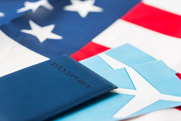 Bandera americana, pasaporte y pasajes aéreos —  Fotos de Stock