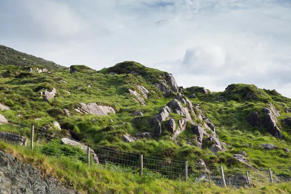 Vista a las colinas rocosas en Irlanda —  Fotos de Stock